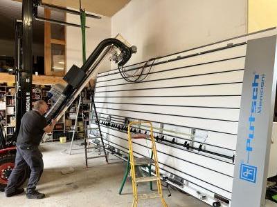 Montage de la poutre de sciage sur le tablier de la scie à panneaux verticale semi-automatique SVP420A Putsch Meniconi